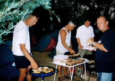 Met Geert (shirt zonder mouwen) aan de barbeque...