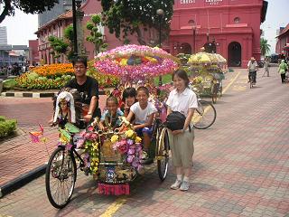Kinderen op een fietstaksi