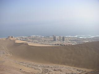 De stad achter een grote zandmuur
